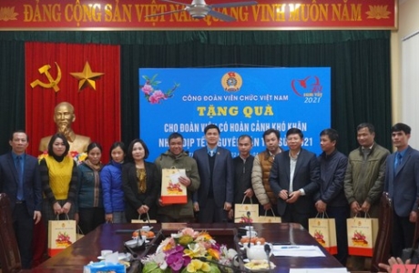 Tổng Liên đoàn Lao động Việt Nam: Tặng sổ tiết kiệm cho trẻ mồ côi là con của đoàn viên bị tử vong vì dịch Covid -19